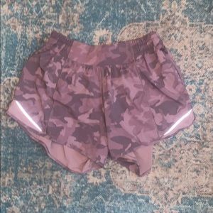 pink camo lulu shorts 💞